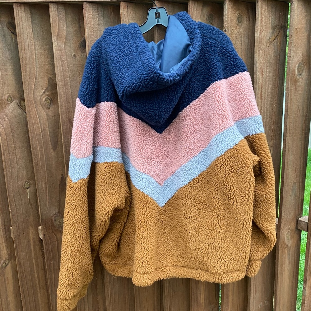 Colorblocked Sherpa Jacket with Hood - Picture 4 of 5